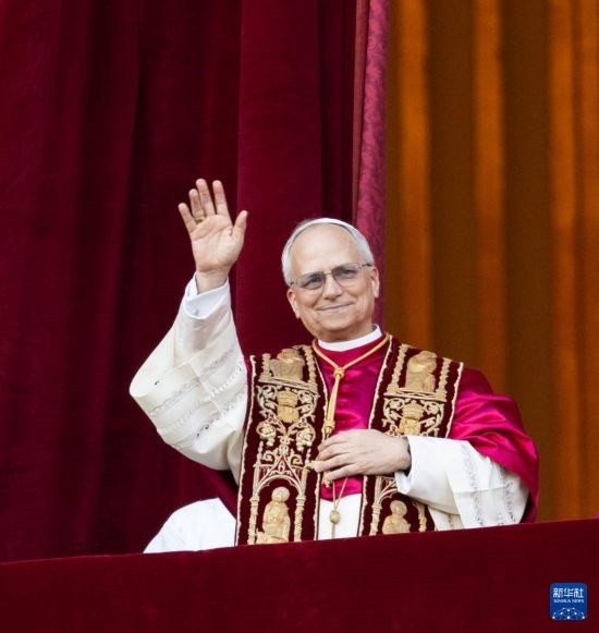 5月8日，在梵蒂岡城，來自美國(guó)的樞機(jī)主教羅伯特·普雷沃斯特當(dāng)選新一任天主教羅馬教皇后向民眾致意。新華社記者 李京 攝