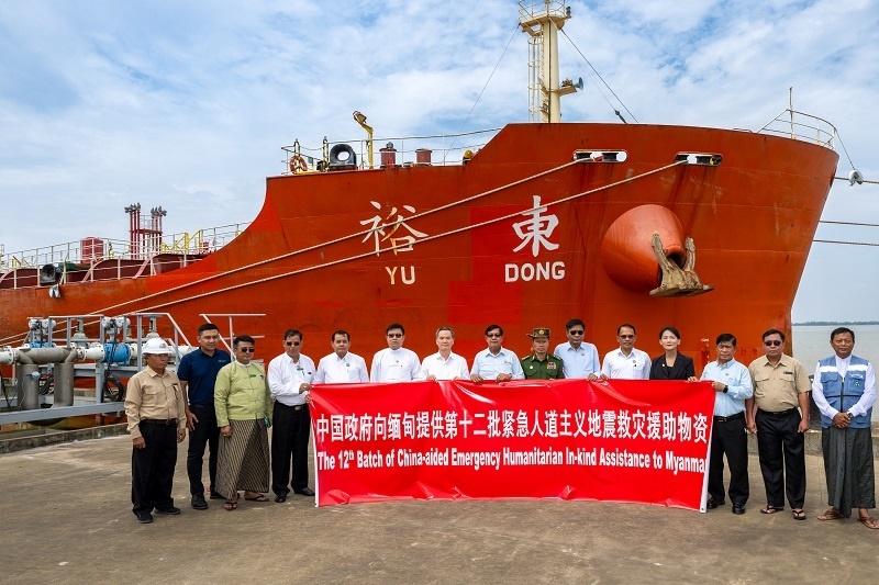 中國駐緬大使館歐陽道冰參贊、仰光省首席部長梭登及緬有關(guān)部門官員出席交接儀式。人民網(wǎng)記者 謝佳君攝