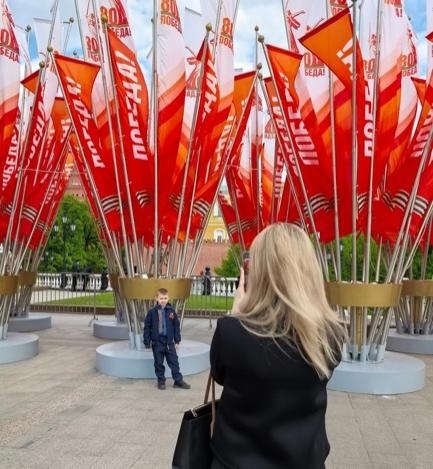 當(dāng)?shù)貢r間5月7日下午，莫斯科紅場外，紀(jì)念蘇聯(lián)偉大衛(wèi)國戰(zhàn)爭勝利80周年慶典旗幟飄揚。