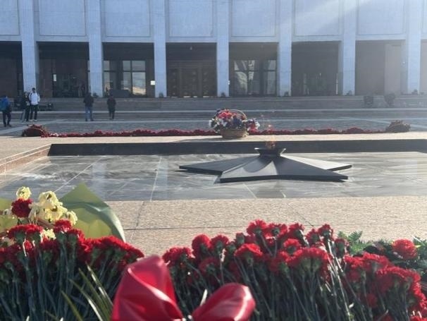 當(dāng)?shù)貢r間5月6日下午，莫斯科勝利廣場上的長明火兩旁放滿鮮花。