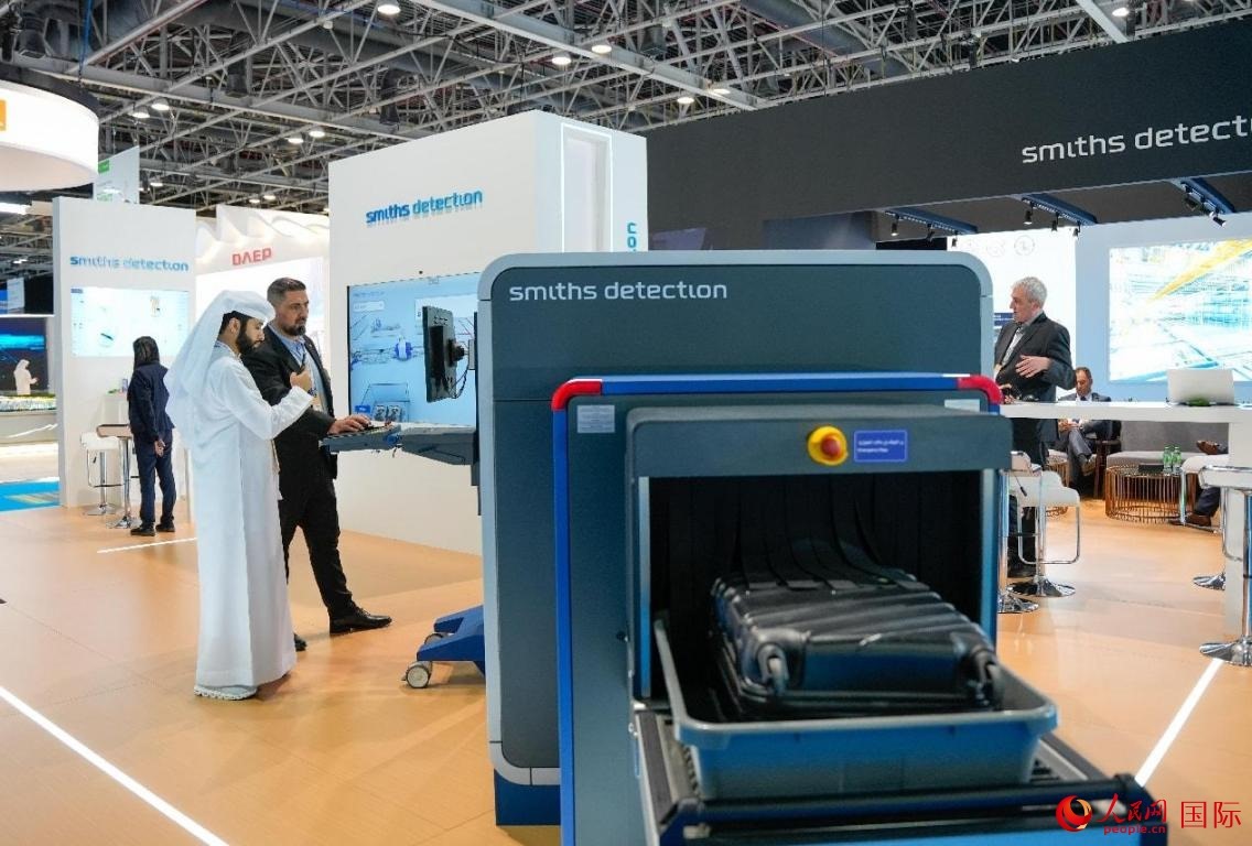 參展商體驗(yàn)安檢設(shè)施。人民網(wǎng)塔里克·易卜拉欣攝