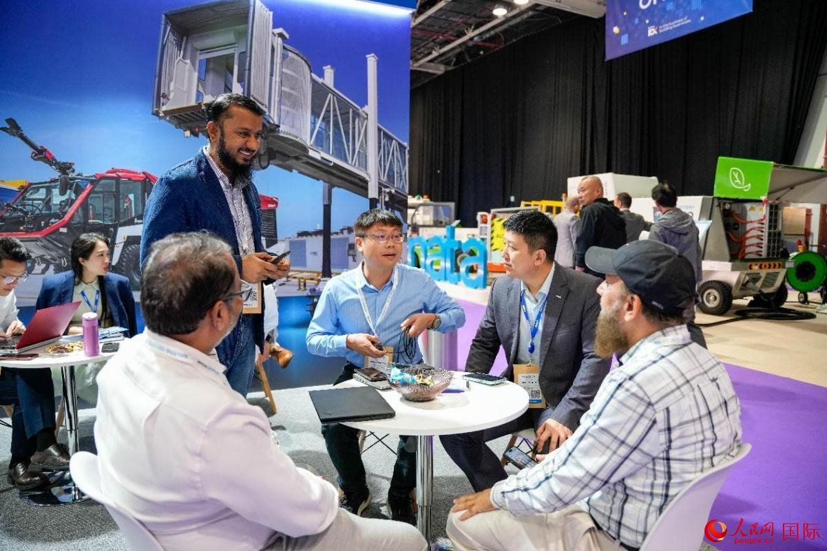 中外商家在交流。人民網(wǎng)塔里克·易卜拉欣攝