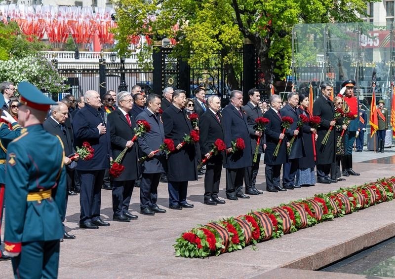 △當(dāng)?shù)貢r(shí)間5月9日，紀(jì)念蘇聯(lián)偉大衛(wèi)國戰(zhàn)爭勝利80周年慶典結(jié)束后，習(xí)近平主席同其他國家領(lǐng)導(dǎo)人一起從紅場來到亞歷山大花園，向無名烈士墓獻(xiàn)花，并肅立默哀。