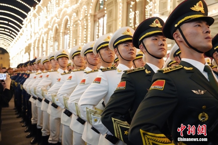 當(dāng)?shù)貢r間5月3日晚，俄羅斯首都莫斯科，俄羅斯紀(jì)念衛(wèi)國戰(zhàn)爭勝利80周年閱兵式第二次彩排，中國人民解放軍儀仗司禮大隊震撼亮相，受到華僑華人、留學(xué)生和當(dāng)?shù)孛癖姛崃覛g迎。中新社記者 田冰 攝