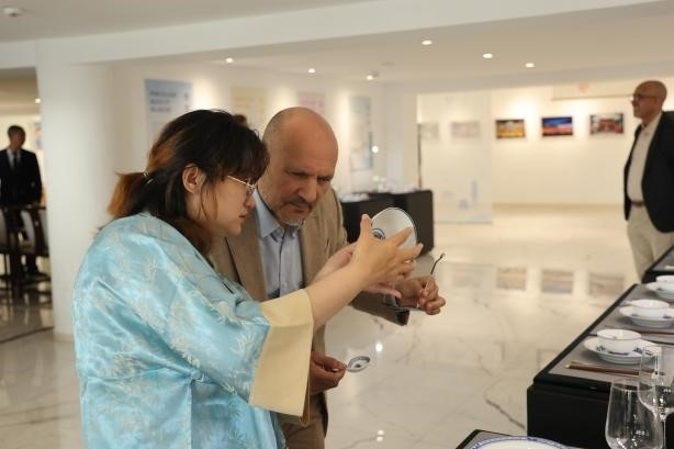 摩洛哥民眾在觀察中國瓷器。拉巴特中國文化中心供圖