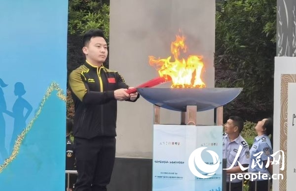 在活動(dòng)開幕式上，馮喆點(diǎn)燃火炬。人民網(wǎng)記者 楊磊攝