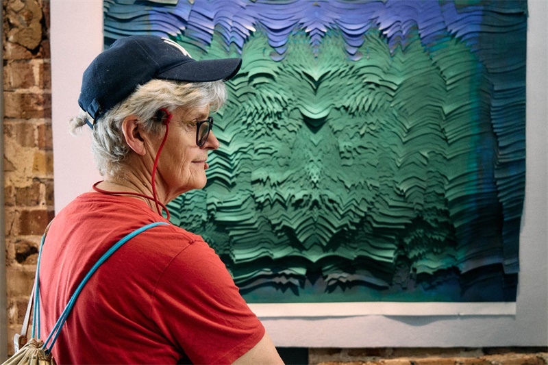 英國嘉賓在倫敦手工周中國館展出作品前駐足。楊浩鵬攝