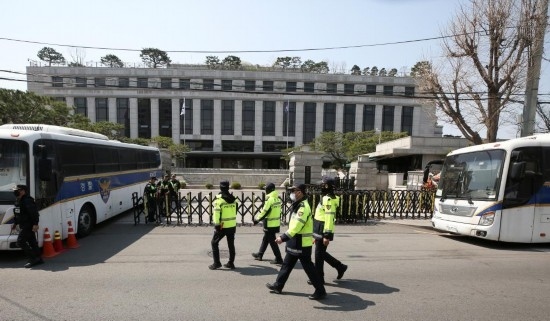 4月3日，在韓國首爾，警察在韓國憲法法院前執(zhí)勤。新華社記者姚琪琳攝