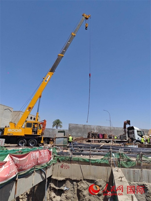 工人在進(jìn)行五號(hào)隧道施工。人民網(wǎng)記者管克江攝