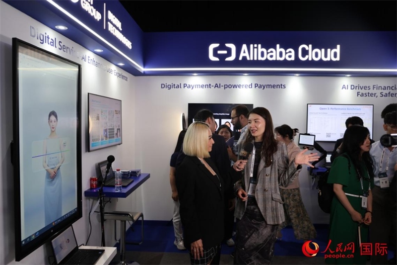 當(dāng)?shù)孛襟w在2025迪拜金融科技峰會(huì)的一家中資企業(yè)展廳采訪，張志文攝