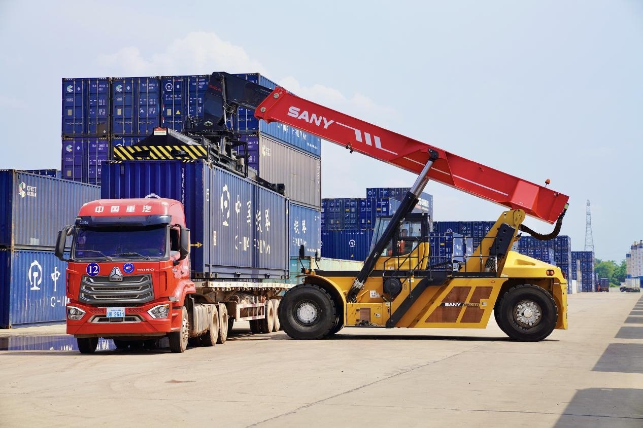 在中老鐵路萬象南鐵路貨運(yùn)口岸站，起重機(jī)正在吊裝集裝箱。劉瑩嘉攝