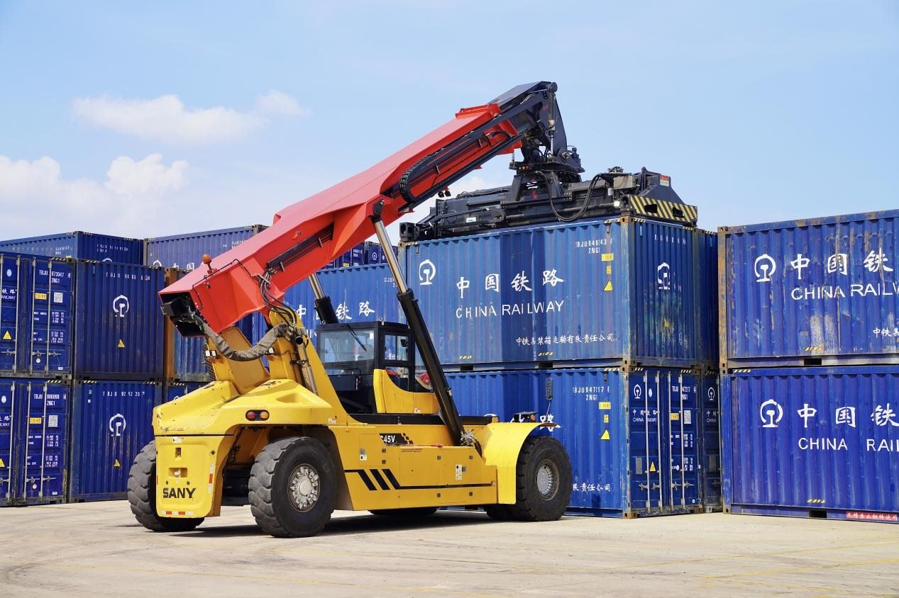 在中老鐵路萬象南鐵路貨運(yùn)口岸站，起重機(jī)正在吊裝集裝箱。劉瑩嘉攝