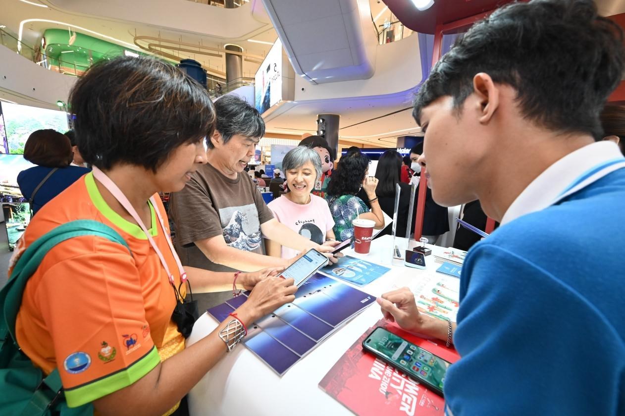 游客在航空公司展臺前了解機票優(yōu)惠活動。主辦方供圖