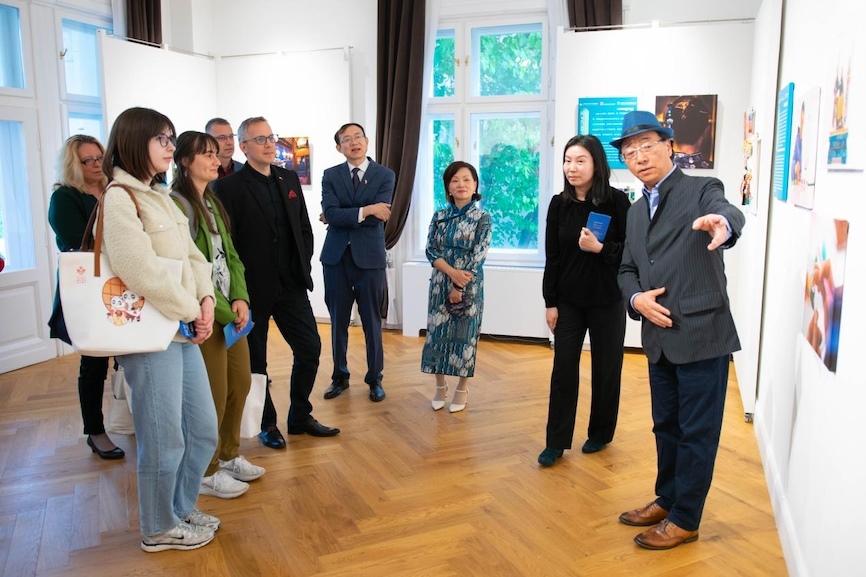 藝術(shù)家李守白現(xiàn)場(chǎng)導(dǎo)覽。圖片由布達(dá)佩斯中國(guó)文化中心供圖