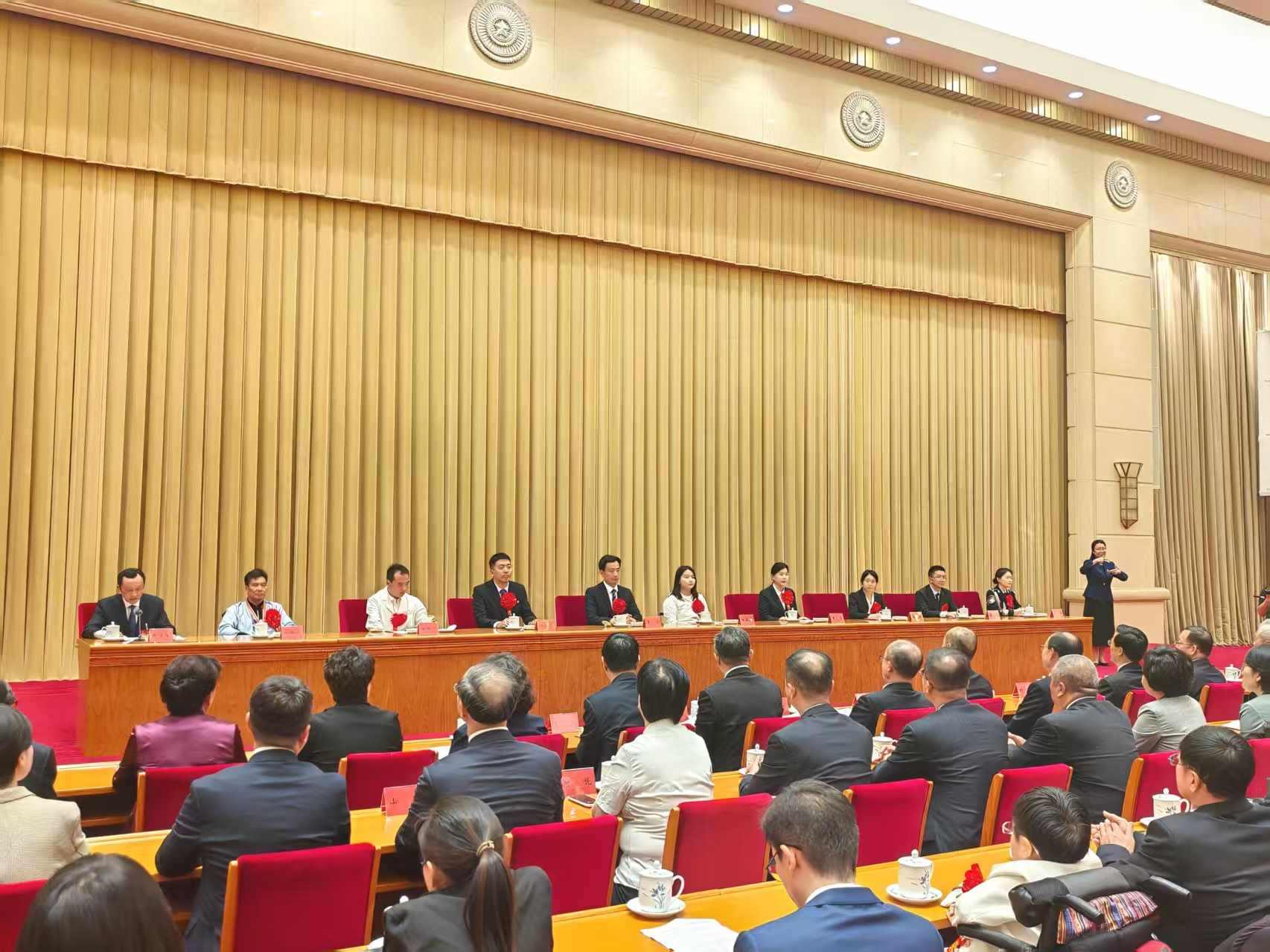 第七次全國自強模范暨助殘先進(jìn)事跡首場報告會現(xiàn)場。 人民網(wǎng)記者 王子鋒攝