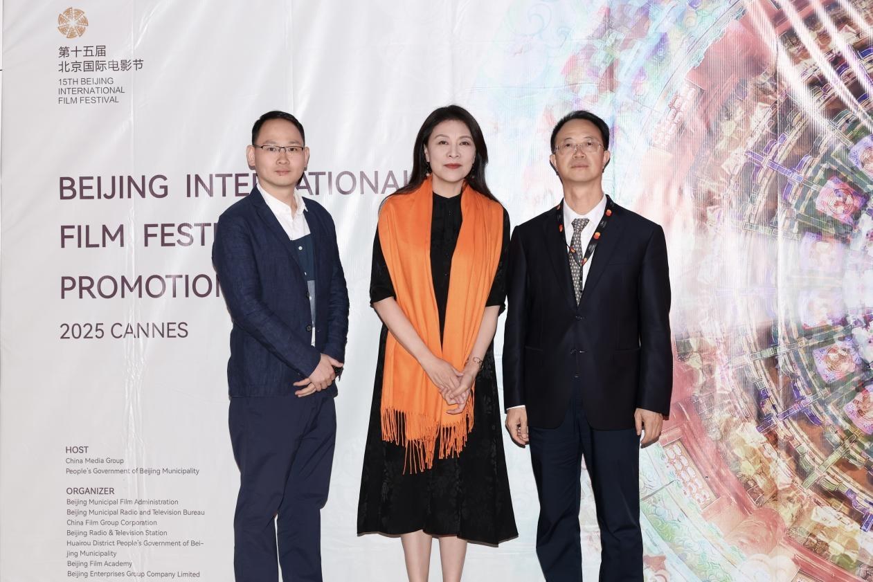 余俊生（右一）與《走走停停》導演龍飛（左一）、演員岳紅（左二）合影。主辦方供圖