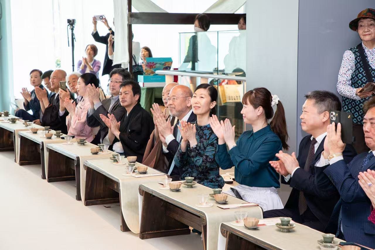 中日兩國(guó)文旅界、各茶道流派嘉賓出席開(kāi)幕式。中國(guó)駐大阪旅游辦事處供圖
