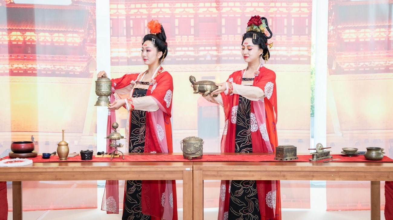 法門(mén)寺地宮出土文物一比一復(fù)刻的宮廷茶器。中國(guó)駐大阪旅游辦事處供圖