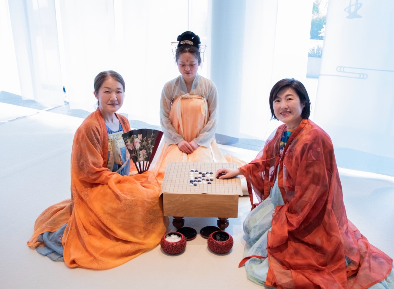 日本客人體驗(yàn)漢服。中國(guó)駐大阪旅游辦事處供圖