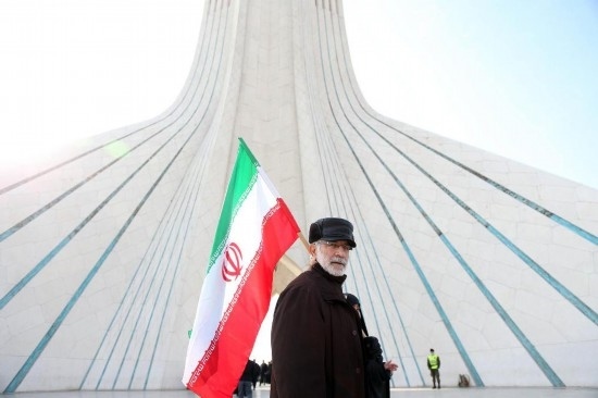 2月10日，在伊朗首都德黑蘭阿扎迪廣場(chǎng)，民眾參加紀(jì)念伊朗伊斯蘭革命勝利46周年集會(huì)。新華社記者沙達(dá)提攝