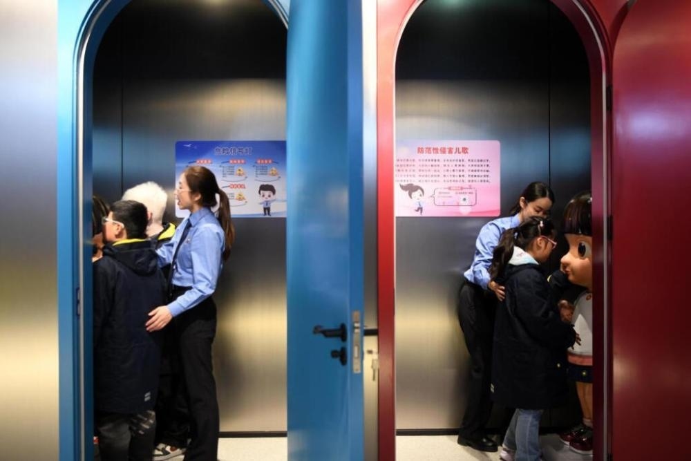 2025年4月2日，殘障兒童在無(wú)障礙青少年法治教育基地體驗(yàn)。