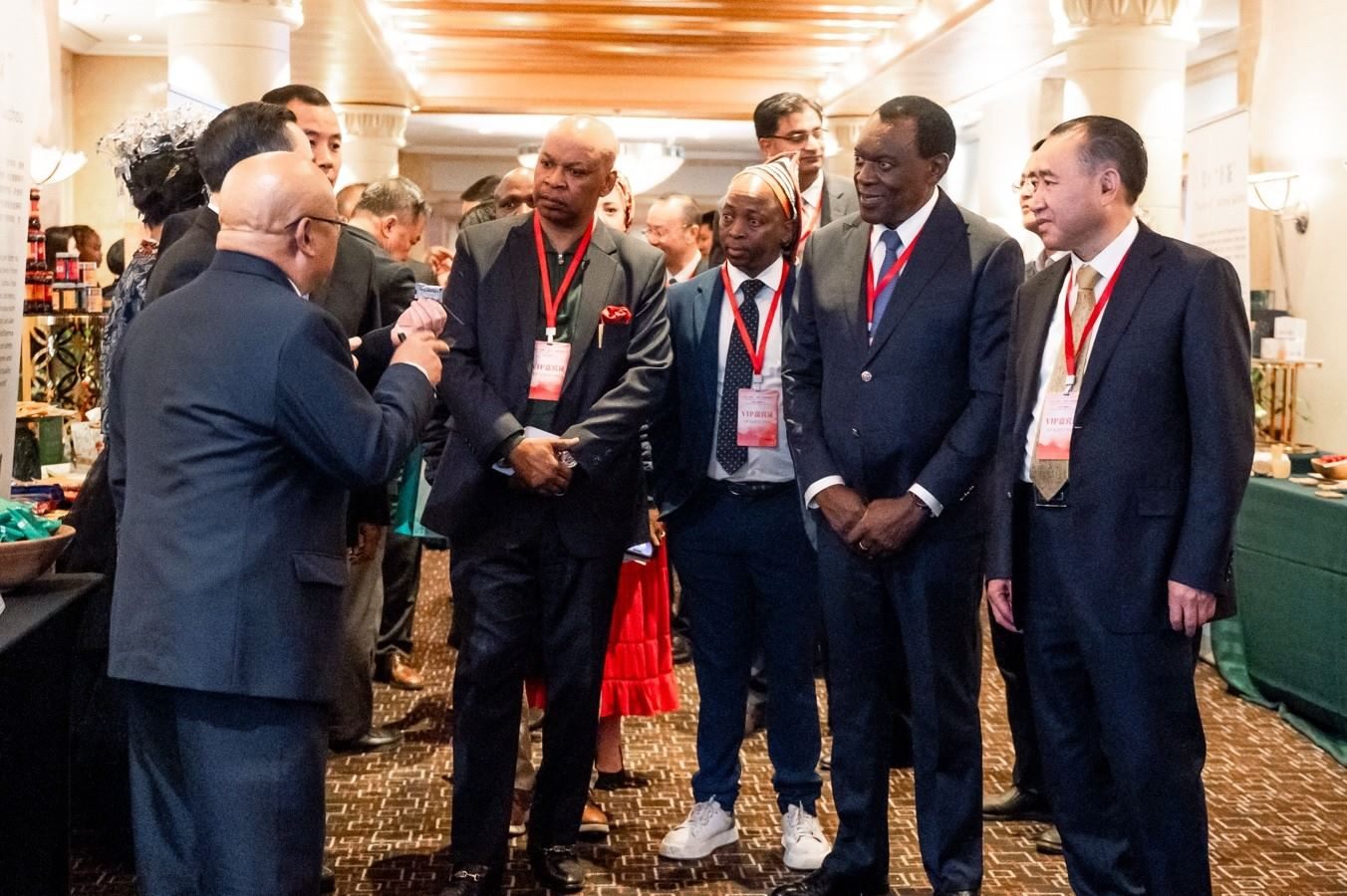 與會嘉賓走訪展臺。南非貴州商會供圖