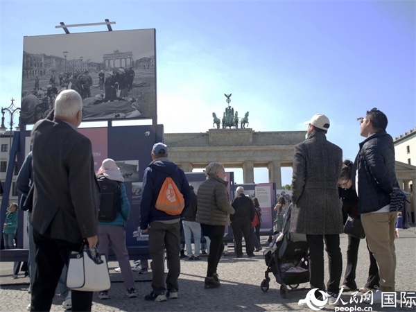 圖為勃蘭登堡門(mén)前，市民們?cè)趨⒂^歷史圖片展。人民網(wǎng) 肖晶攝