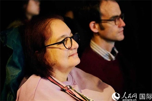 英國觀眾觀看巡展影片。楊浩鵬攝