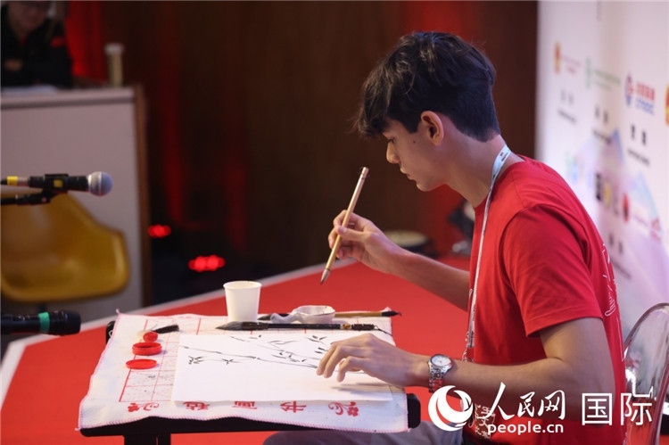 2025年“漢語(yǔ)橋”巴西賽區(qū)決賽的“才藝展示”環(huán)節(jié)，一名參賽者正在繪畫(huà)。人民網(wǎng)記者 時(shí)元皓攝