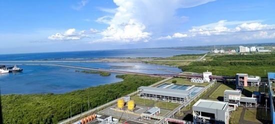 這是5月18日拍攝的紅樹林環(huán)繞的爪哇7號燃煤電站。記者 曹凱 攝