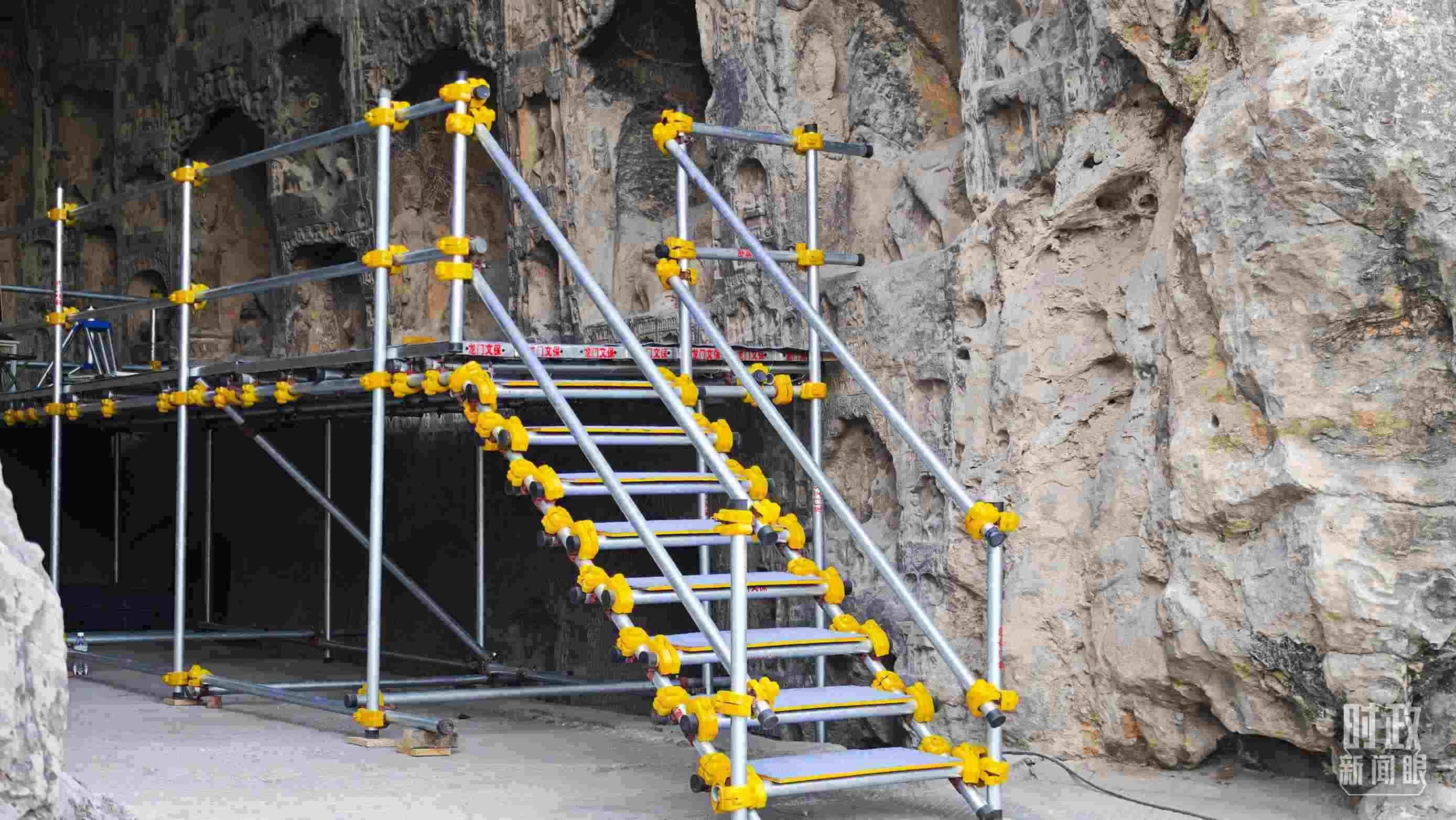 △龍門石窟古陽洞文物修護(hù)現(xiàn)場。（總臺(tái)央廣記者潘毅拍攝）