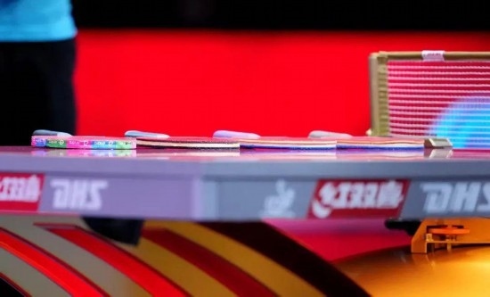 王楚欽的球拍為最右側(cè)那支。