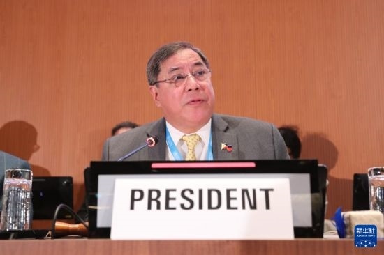 5月20日，在瑞士日內瓦，第78屆世界衛(wèi)生大會主席赫爾博薩宣布審議通過“大流行協(xié)定”。新華社記者 杜哲宇 攝