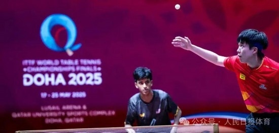 5月17日，王楚欽在比賽中發(fā)球。