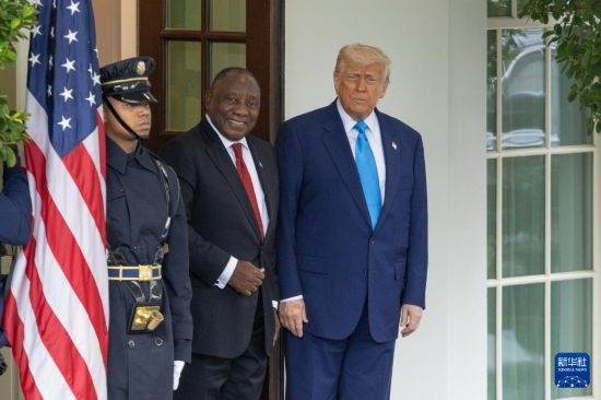 5月21日，美國(guó)總統(tǒng)特朗普（右）在華盛頓白宮迎接到訪的南非總統(tǒng)拉馬福薩（中）。新華社記者 胡友松 攝
