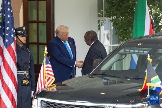5月21日，美國(guó)總統(tǒng)特朗普（左二）在華盛頓白宮迎接到訪的南非總統(tǒng)拉馬福薩。新華社記者 胡友松 攝