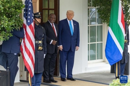 5月21日，美國(guó)總統(tǒng)特朗普（右二）在華盛頓白宮迎接到訪的南非總統(tǒng)拉馬福薩（右三）。新華社記者 胡友松 攝