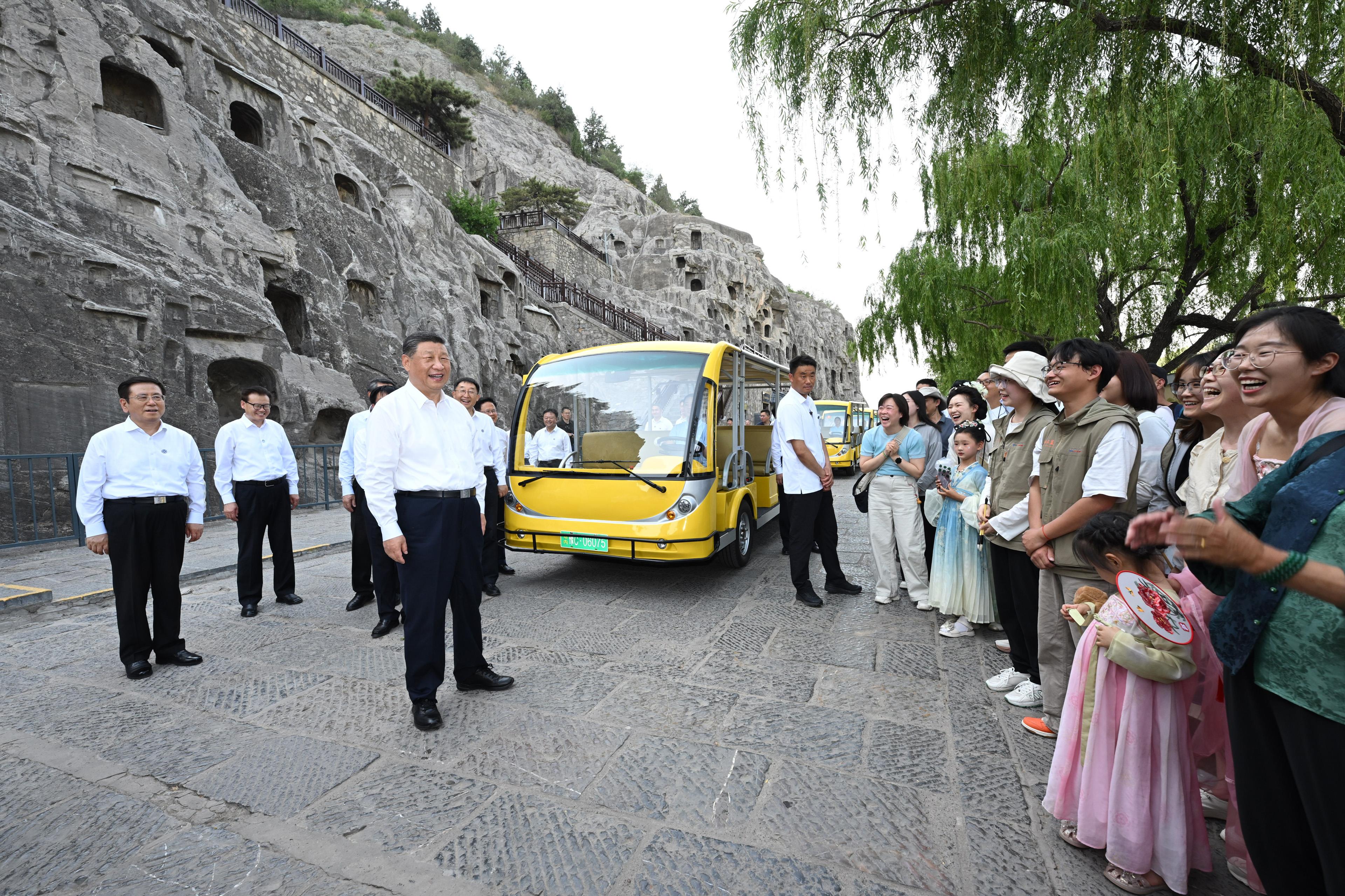 2025年5月19日，習(xí)近平總書記在洛陽(yáng)龍門石窟考察時(shí)，同游客親切交流。