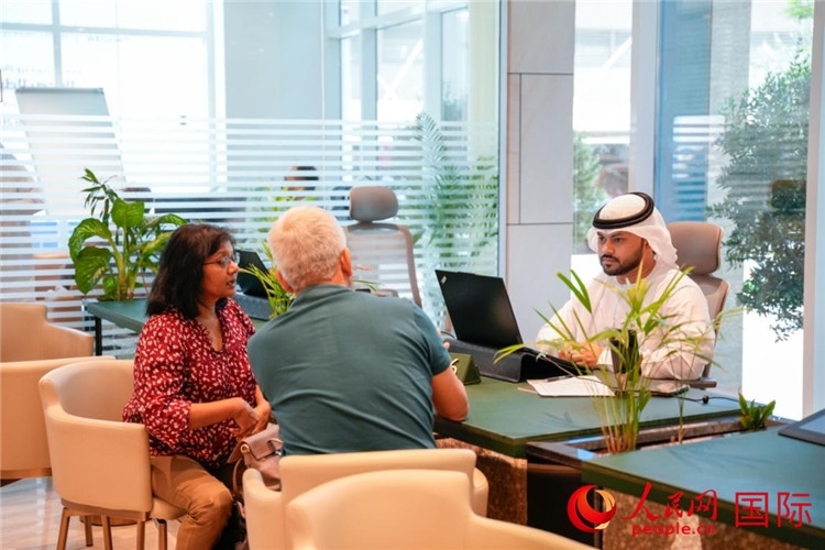 在阿治曼自由區(qū)一站式服務(wù)中心內(nèi)，工作人員為客商辦理業(yè)務(wù)。人民網(wǎng) 塔里克·易卜拉欣攝