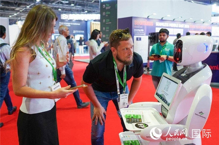 會(huì)上展示的電子支付機(jī)器人。人民網(wǎng) 塔里克·易卜拉欣攝