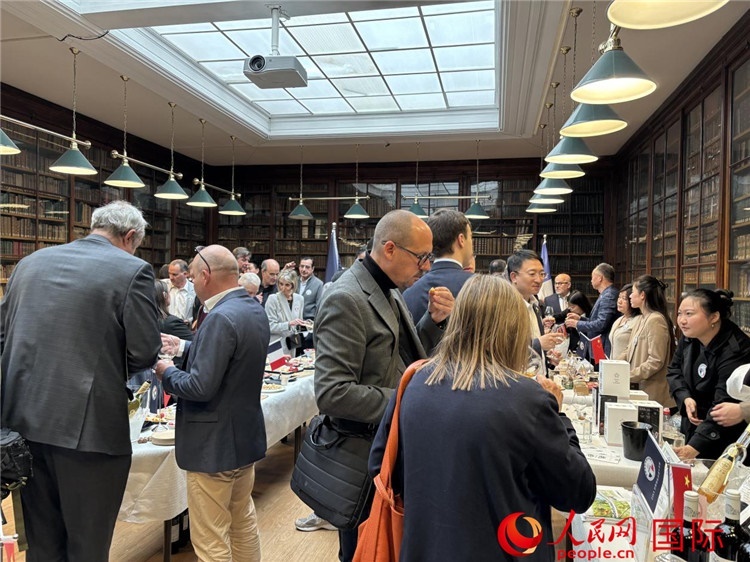 FIWA大獎賽獲獎酒及農產品2025專業(yè)展暨中國云南—法國巴黎特色商品推介會現(xiàn)場。人民網記者 于超凡攝