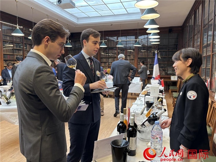 法國嘉賓與參展云南企業(yè)代表交流。人民網記者 于超凡攝