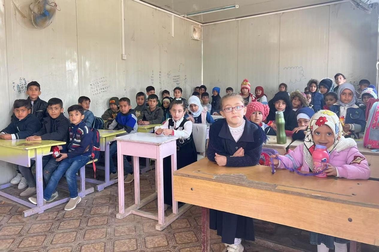 伊拉克卡爾巴拉省學生在簡易板房內(nèi)上課。中國電建供圖