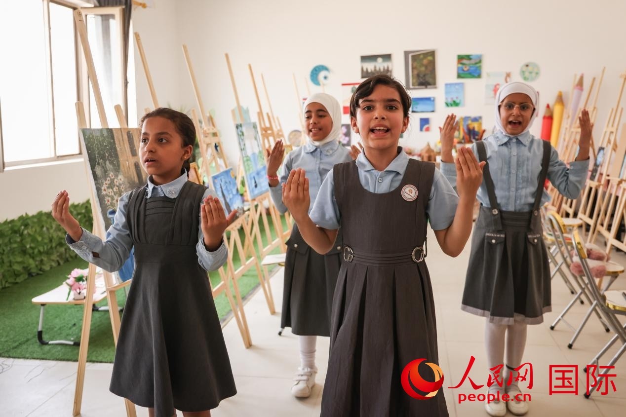 阿爾穆塔?阿里卡特國際學校的學生表演舞蹈。人民網(wǎng)記者 薛丹攝