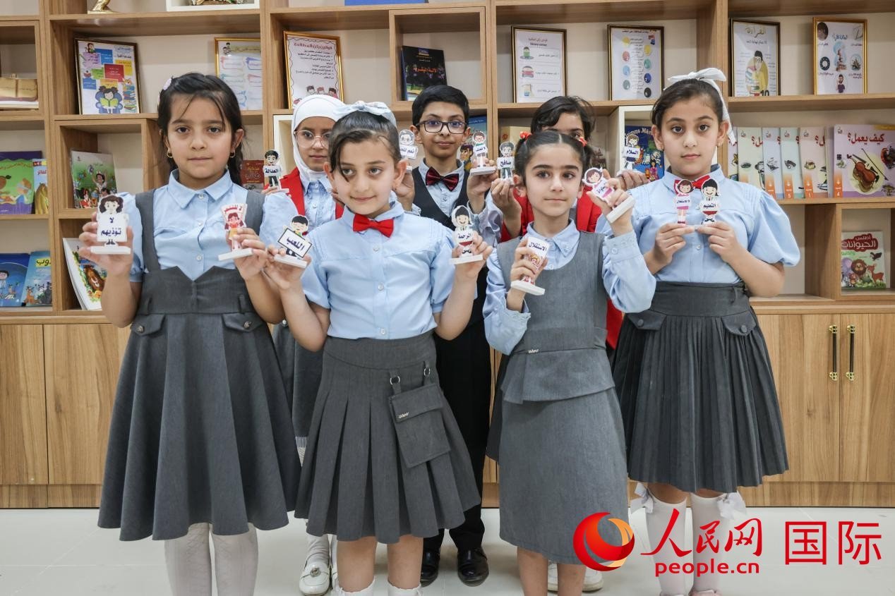 阿爾穆塔?阿里卡特國際學校的學生在圖書室上課。人民網(wǎng)記者 薛丹攝