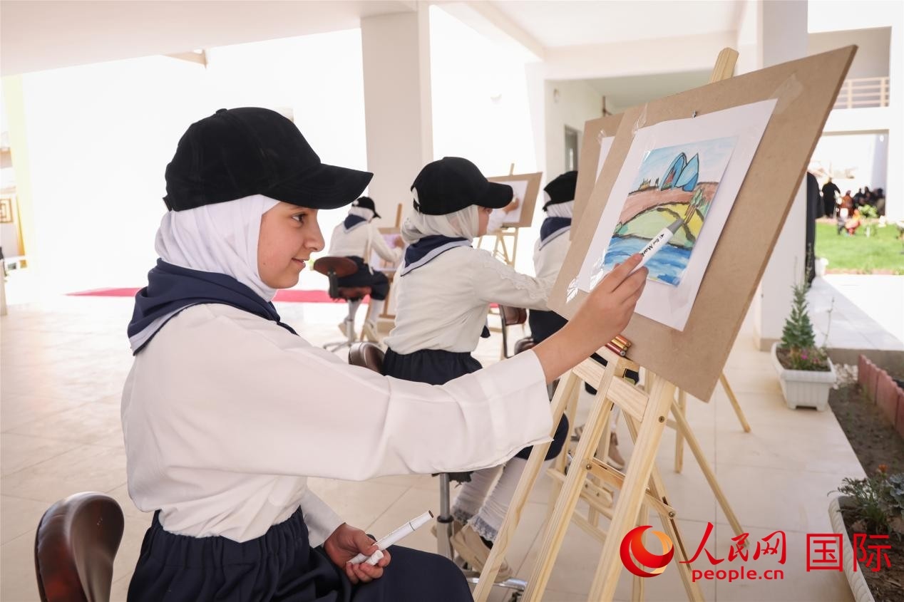 圖為阿爾·圖拉女子學(xué)校學(xué)生在上美術(shù)課。人民網(wǎng)記者 薛丹攝