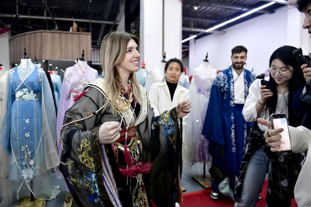 2025年4月8日，參加曹縣漢服文化節(jié)的意大利嘉賓卡米拉在試穿漢服。新華社記者郭緒雷 攝