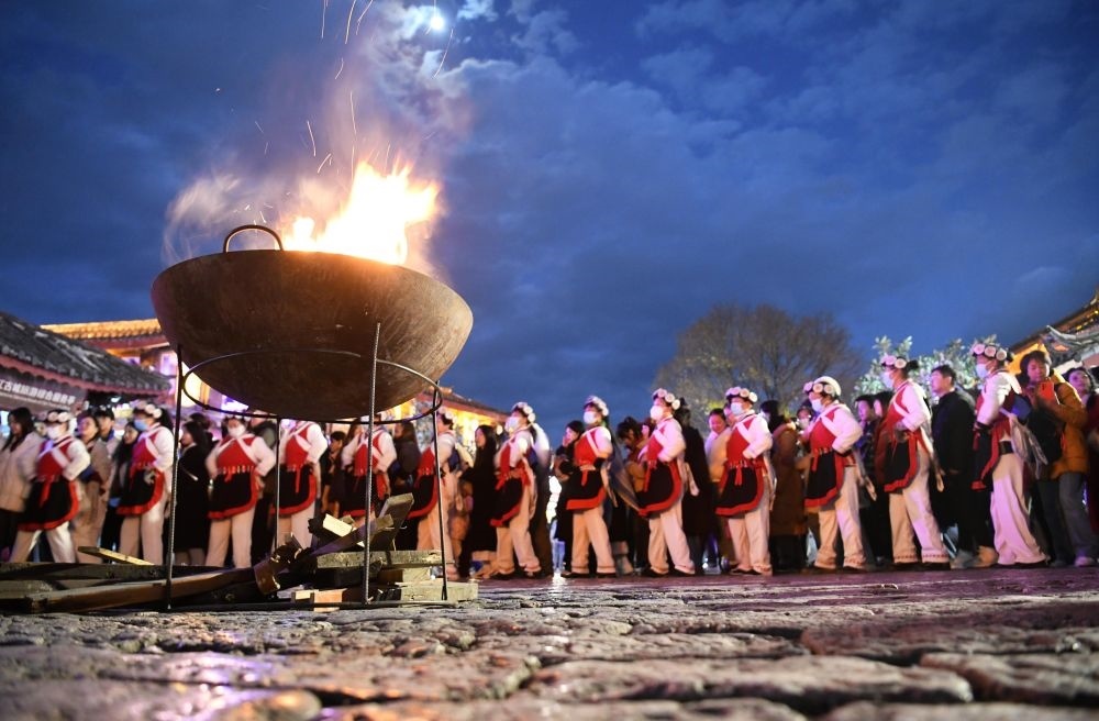 2025年1月11日，游客和居民在麗江古城打跳游玩。（趙慶祖攝）