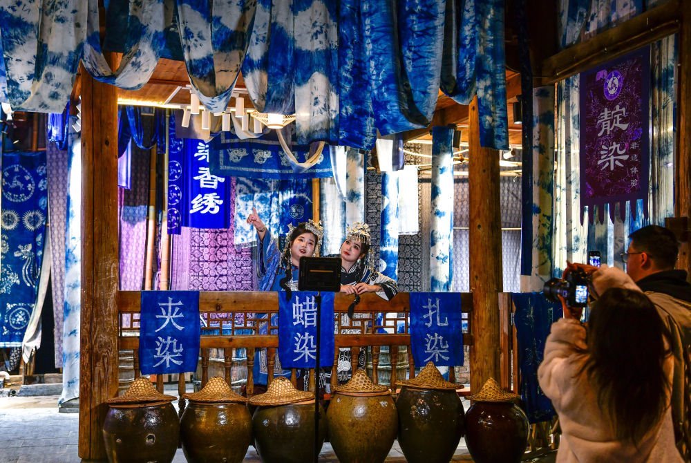 2025年3月17日，游客在貴州省黎平縣肇興侗寨里留影。新華社記者楊文斌 攝