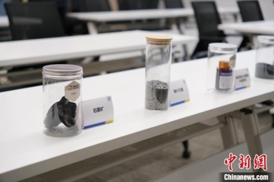 5月20日，浙大高分子科學(xué)與工程學(xué)系內(nèi)擺放著石墨礦等。 曹丹 攝